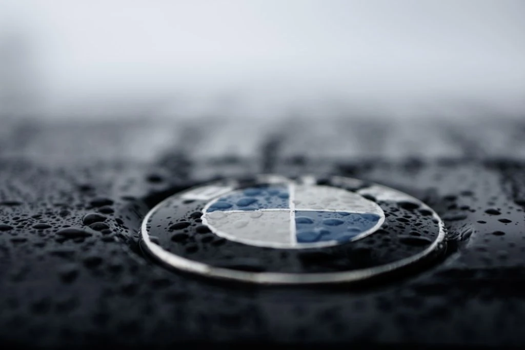 BMW запустила людиноподібних роботів на заводі: що вже довірили машинам