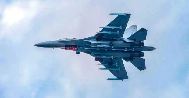 Китай показав J-16 у «режимі звіра»: навіщо винищувачу стільки ракет