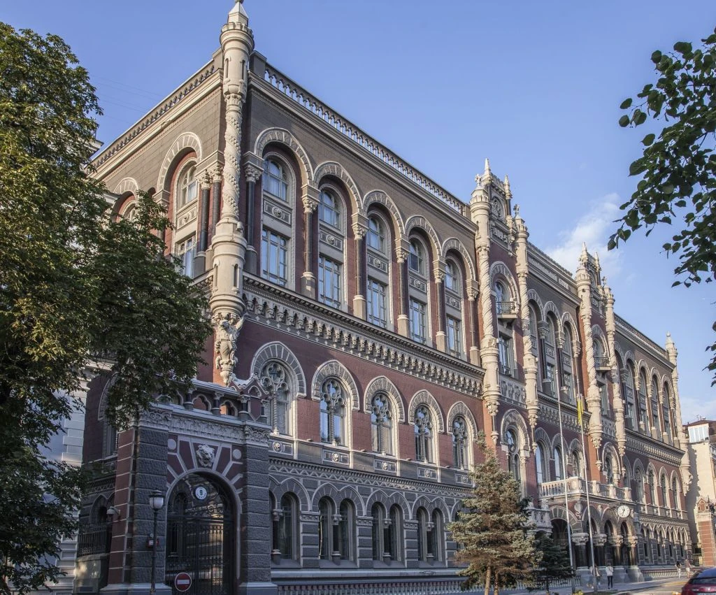 НБУ пояснив, чому українцям за кордоном не підвищують ліміт у 100 000 грн