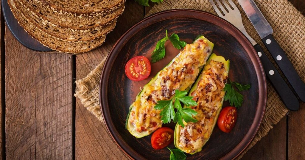 Готується просто, а смакує дорого: рецепт кабачків із куркою та сиром