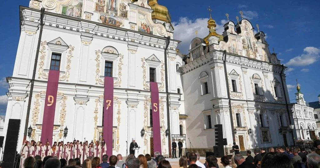 Ілля Муромець чи Муровець: у Лаврі змінили напис біля мощей богатиря