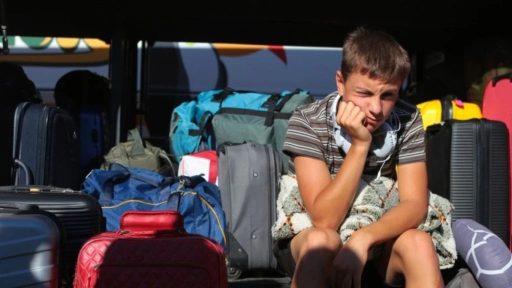 Підлітки можуть самі виїжджати з України: з якого віку батьки вже не потрібні
