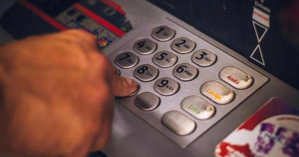 1234, 1111 і 0000 краще не ставити на картку: ці PIN-коди вгадати найпростіше