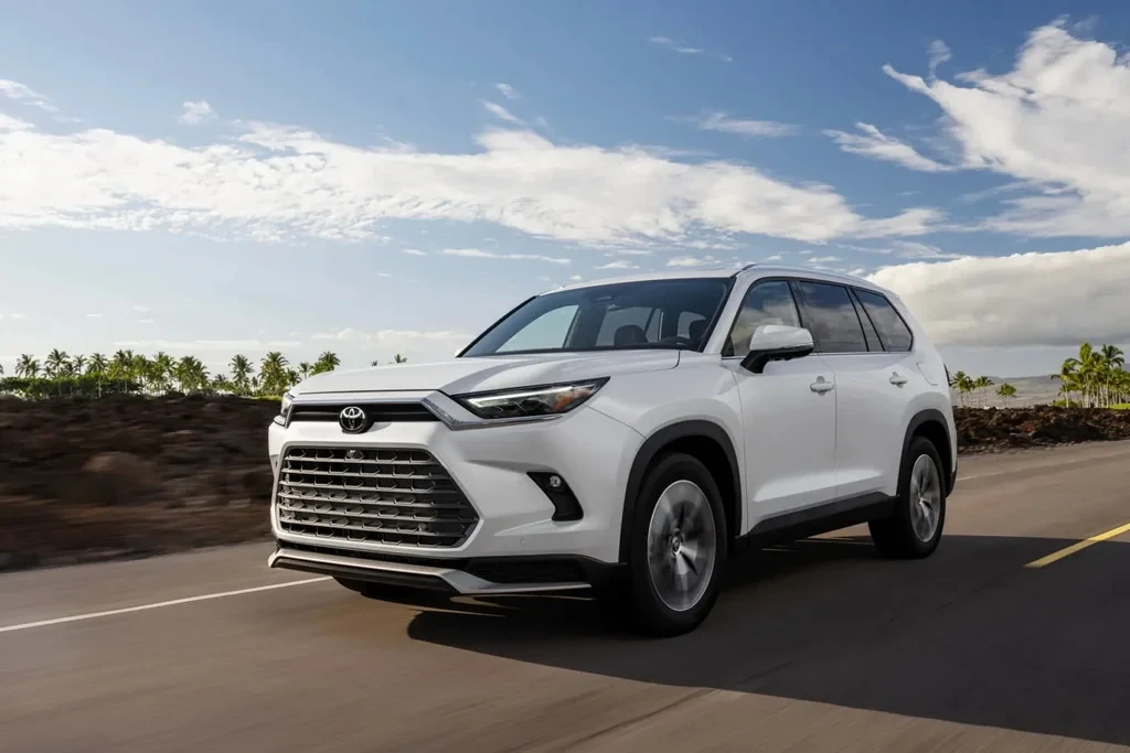 Toyota представила обновленный кроссовер Grand Highlander